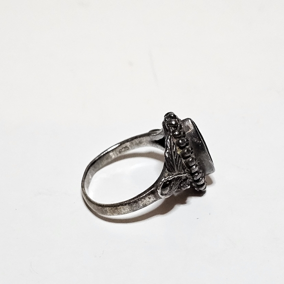 Sterling Silver 925 Black Onyx carved Leaf Motif Ladies Ring size 9 Weighs 4 Gms - Picture 5 of 7